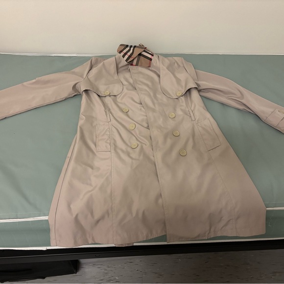I’m selling a cream colored Burberry Trenchcoat